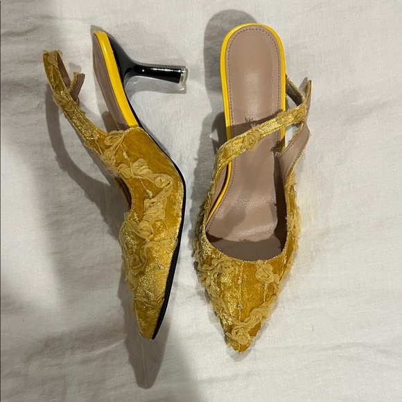 Elegant Yellow Textured Women's Shoes - Picture 3 of 4